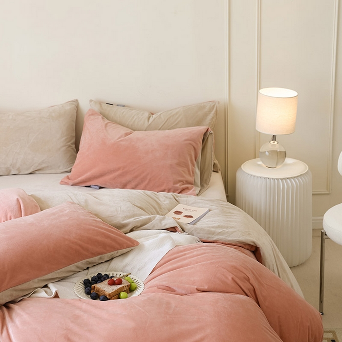 91家纺网 家纺一手货源 找家纺 ONE TWO ONE 121 新品【婴儿绒德芙绒四件套】2025毛毯被子四件套单件床单被套床笠珊瑚绒牛奶绒冬被法兰绒兔毛绒双拼款 双拼-柔粉奶杏