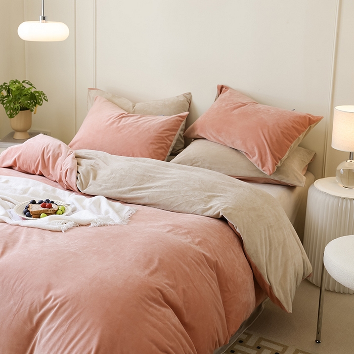 91家纺网 家纺一手货源 找家纺 ONE TWO ONE 121 新品【婴儿绒德芙绒四件套】2025毛毯被子四件套单件床单被套床笠珊瑚绒牛奶绒冬被法兰绒兔毛绒双拼款 双拼-柔粉奶杏