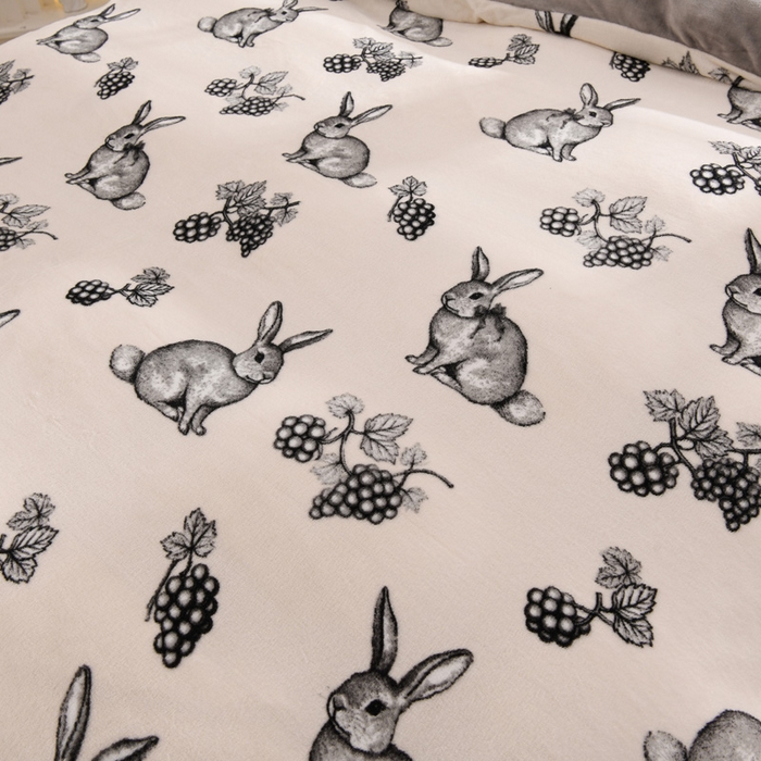 91家纺网 家纺一手货源 找家纺 千姿坊 2025新款韩版牛奶绒花边款四件套 5墨兔葡园