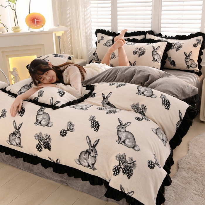 91家纺网 家纺一手货源 找家纺 千姿坊 2025新款韩版牛奶绒花边款四件套 5墨兔葡园