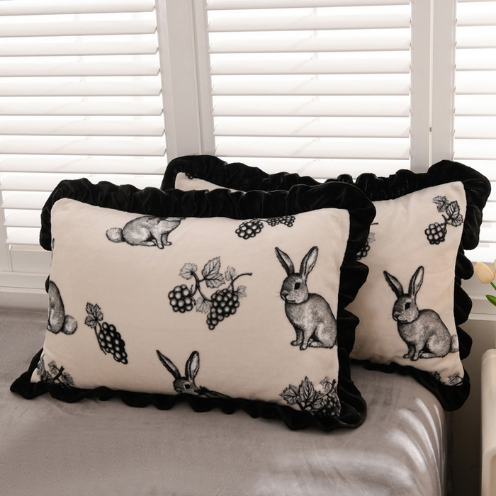 91家纺网 家纺一手货源 找家纺 千姿坊 2025新款韩版牛奶绒花边款四件套 5墨兔葡园