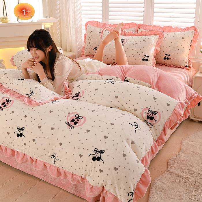 91家纺网 家纺一手货源 找家纺 千姿坊 2025新款韩版牛奶绒花边款四件套 7粉边樱桃