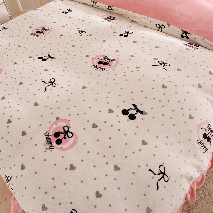 91家纺网 家纺一手货源 找家纺 千姿坊 2025新款韩版牛奶绒花边款四件套 7粉边樱桃