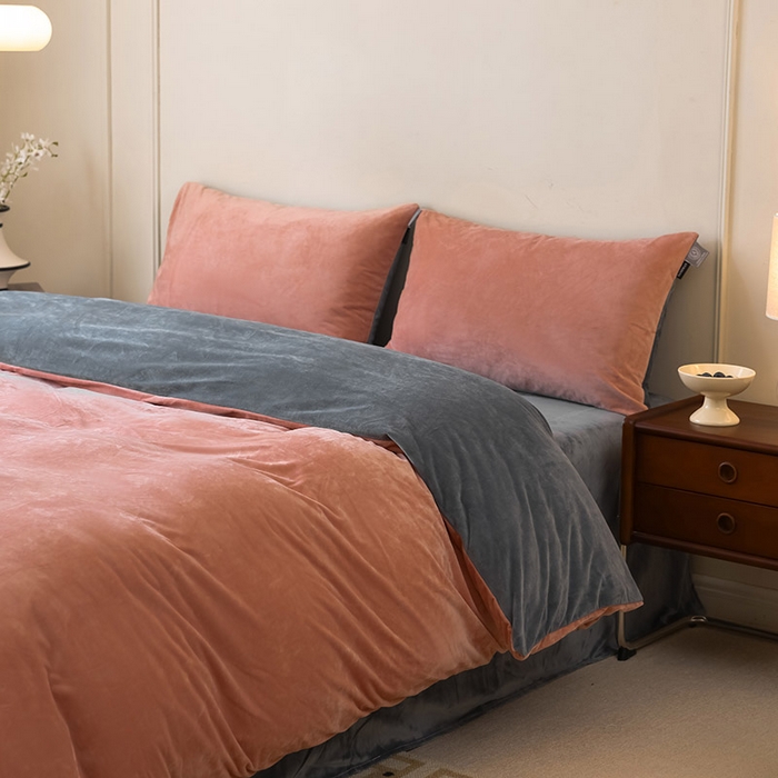 91家纺网 家纺一手货源 找家纺 ONE TWO ONE 121 新品【婴儿绒德芙绒四件套】2025毛毯被子四件套单件床单被套床笠珊瑚绒牛奶绒冬被法兰绒兔毛绒双拼款 双拼-橘粉灰黑