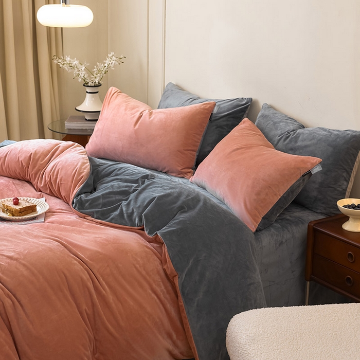 91家纺网 家纺一手货源 找家纺 ONE TWO ONE 121 新品【婴儿绒德芙绒四件套】2025毛毯被子四件套单件床单被套床笠珊瑚绒牛奶绒冬被法兰绒兔毛绒双拼款 双拼-橘粉灰黑