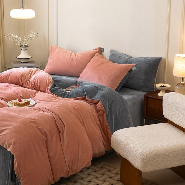 91家纺网 家纺一手货源 找家纺 ONE TWO ONE 121 新品【婴儿绒德芙绒四件套】2025毛毯被子四件套单件床单被套床笠珊瑚绒牛奶绒冬被法兰绒兔毛绒双拼款 双拼-橘粉灰黑