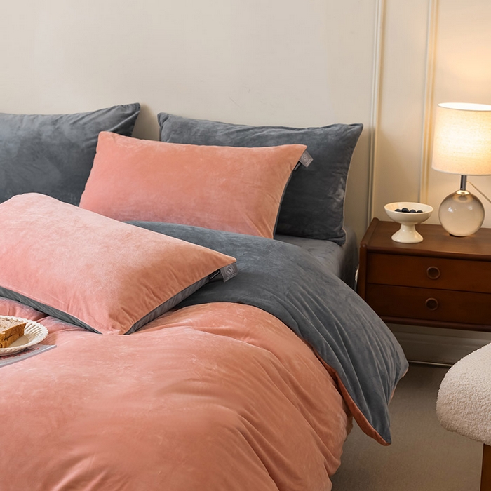 91家纺网 家纺一手货源 找家纺 ONE TWO ONE 121 新品【婴儿绒德芙绒四件套】2025毛毯被子四件套单件床单被套床笠珊瑚绒牛奶绒冬被法兰绒兔毛绒双拼款 双拼-橘粉灰黑