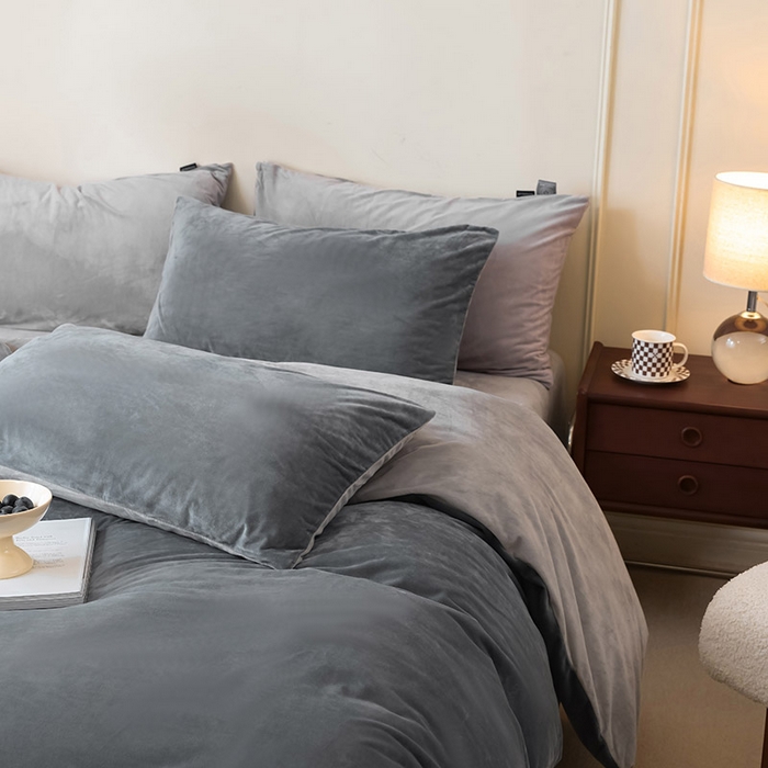 91家纺网 家纺一手货源 找家纺 ONE TWO ONE 121 新品【婴儿绒德芙绒四件套】2025毛毯被子四件套单件床单被套床笠珊瑚绒牛奶绒冬被法兰绒兔毛绒双拼款 双拼-冷灰烟灰