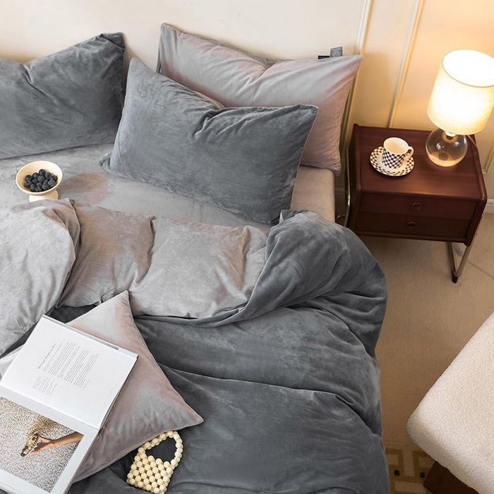 91家纺网 家纺一手货源 找家纺 ONE TWO ONE 121 新品【婴儿绒德芙绒四件套】2025毛毯被子四件套单件床单被套床笠珊瑚绒牛奶绒冬被法兰绒兔毛绒双拼款 双拼-冷灰烟灰