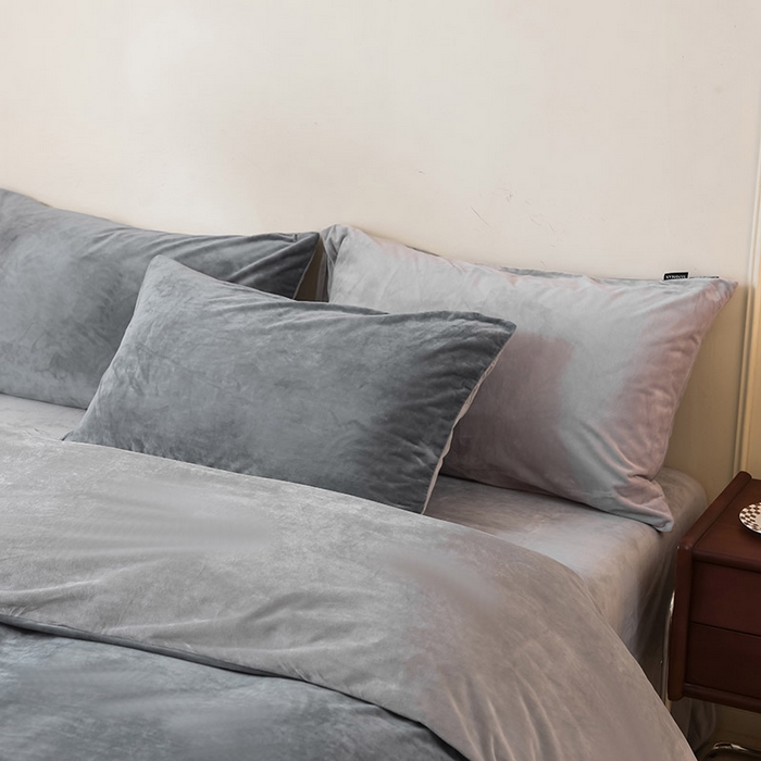 91家纺网 家纺一手货源 找家纺 ONE TWO ONE 121 新品【婴儿绒德芙绒四件套】2025毛毯被子四件套单件床单被套床笠珊瑚绒牛奶绒冬被法兰绒兔毛绒双拼款 双拼-冷灰烟灰