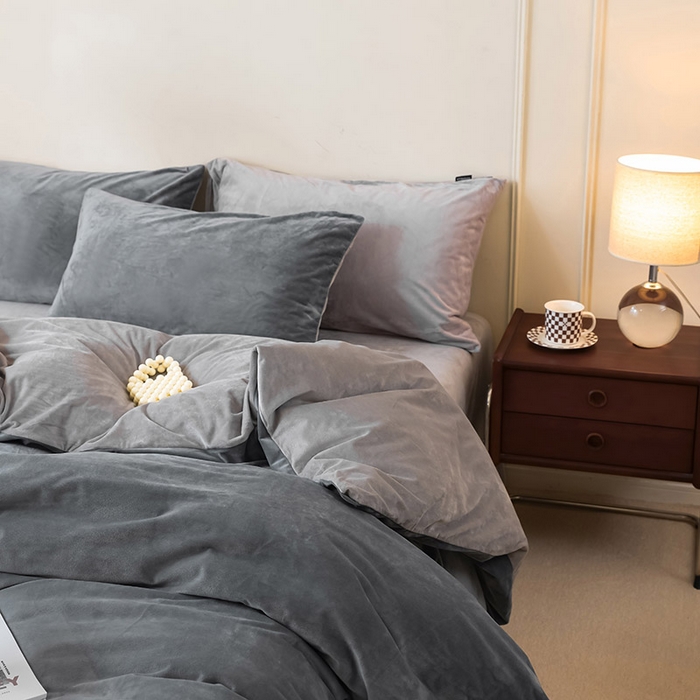 91家纺网 家纺一手货源 找家纺 ONE TWO ONE 121 新品【婴儿绒德芙绒四件套】2025毛毯被子四件套单件床单被套床笠珊瑚绒牛奶绒冬被法兰绒兔毛绒双拼款 双拼-冷灰烟灰