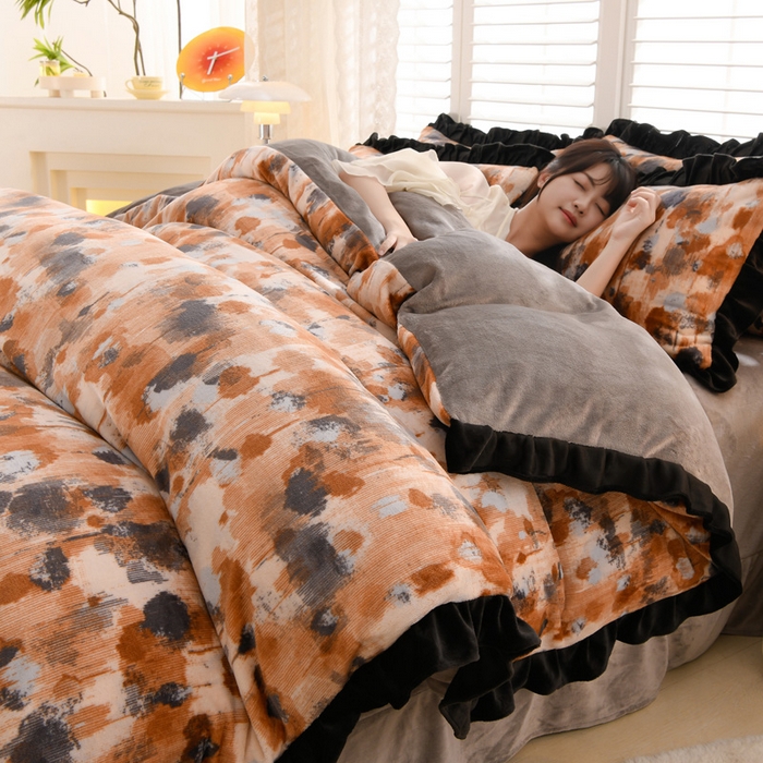 91家纺网 家纺一手货源 找家纺 千姿坊 2025新款韩版牛奶绒花边款四件套 15花墨纹