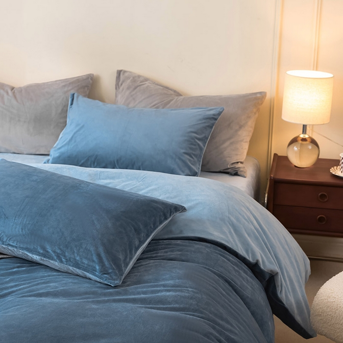 91家纺网 家纺一手货源 找家纺 ONE TWO ONE 121 新品【婴儿绒德芙绒四件套】2025毛毯被子四件套单件床单被套床笠珊瑚绒牛奶绒冬被法兰绒兔毛绒双拼款 双拼-魅蓝水蓝