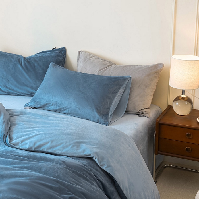 91家纺网 家纺一手货源 找家纺 ONE TWO ONE 121 新品【婴儿绒德芙绒四件套】2025毛毯被子四件套单件床单被套床笠珊瑚绒牛奶绒冬被法兰绒兔毛绒双拼款 双拼-魅蓝水蓝