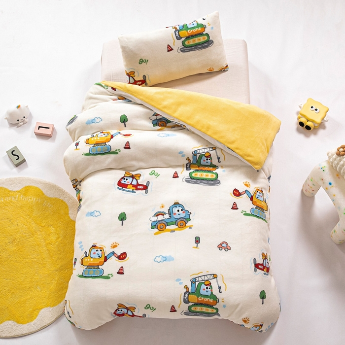 91家纺网 家纺一手货源 找家纺 鱼宝 2025新款小版牛奶绒幼儿园套件 彩虹车队黄