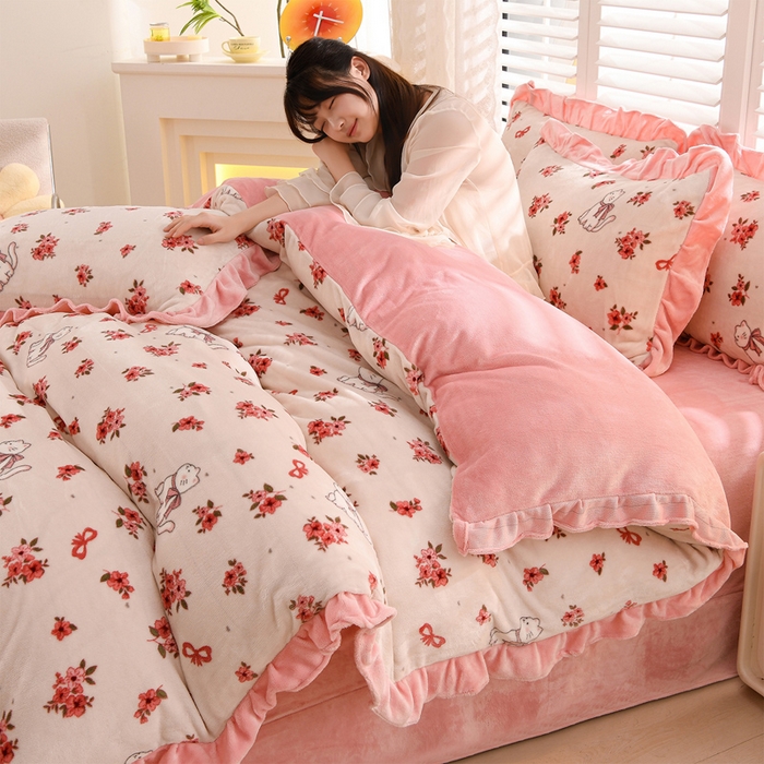 91家纺网 家纺一手货源 找家纺 千姿坊 2025新款韩版牛奶绒花边款四件套 17粉花猫语