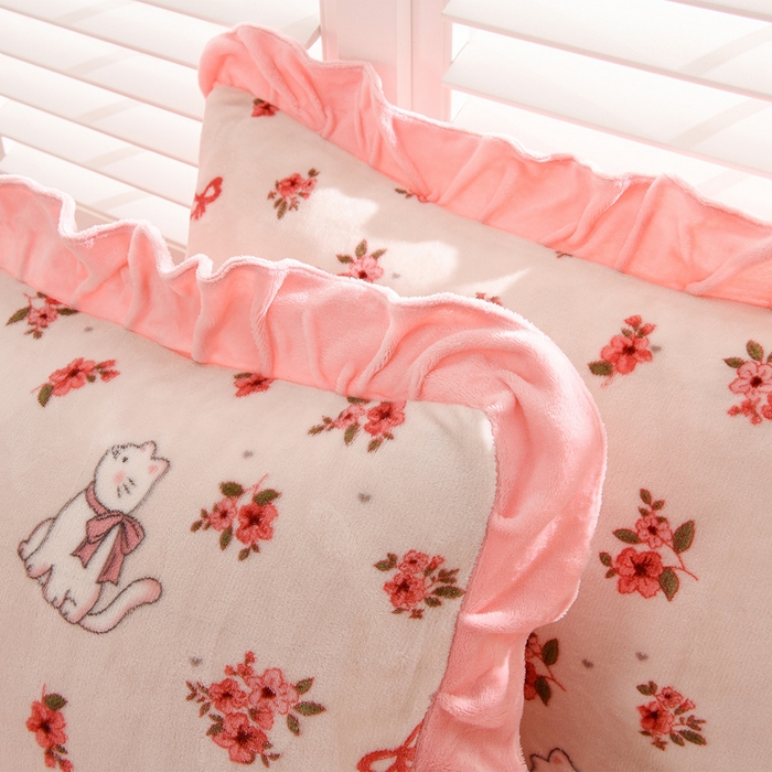 91家纺网 家纺一手货源 找家纺 千姿坊 2025新款韩版牛奶绒花边款四件套 17粉花猫语