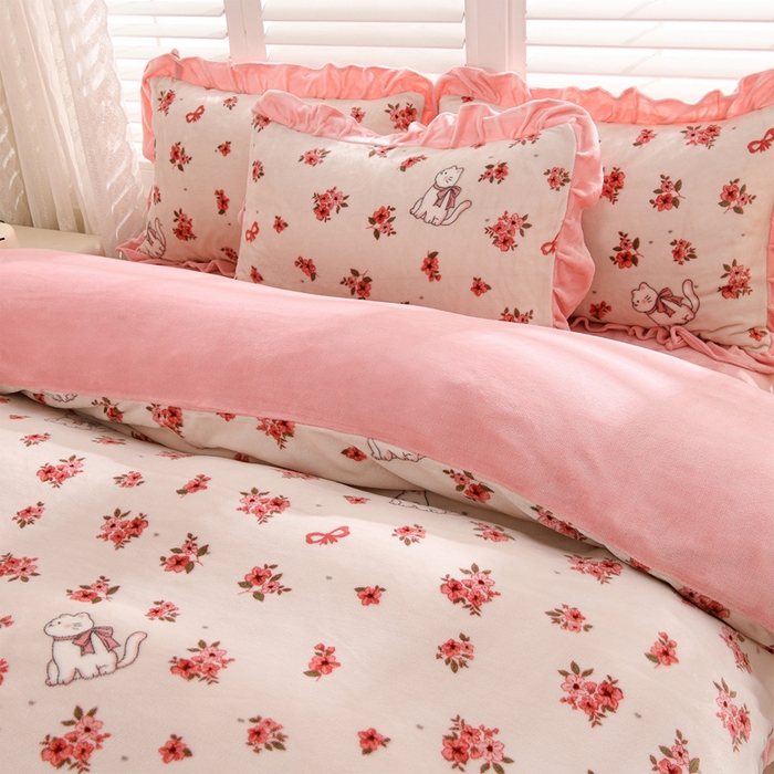 91家纺网 家纺一手货源 找家纺 千姿坊 2025新款韩版牛奶绒花边款四件套 17粉花猫语