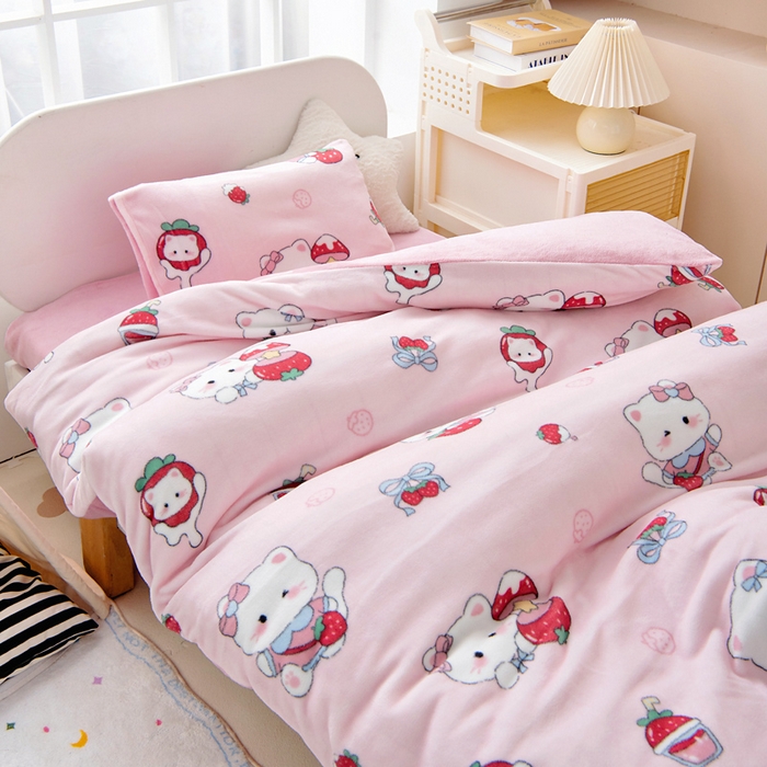 91家纺网 家纺一手货源 找家纺 鱼宝 2025新款小版牛奶绒幼儿园套件 草莓喵喵