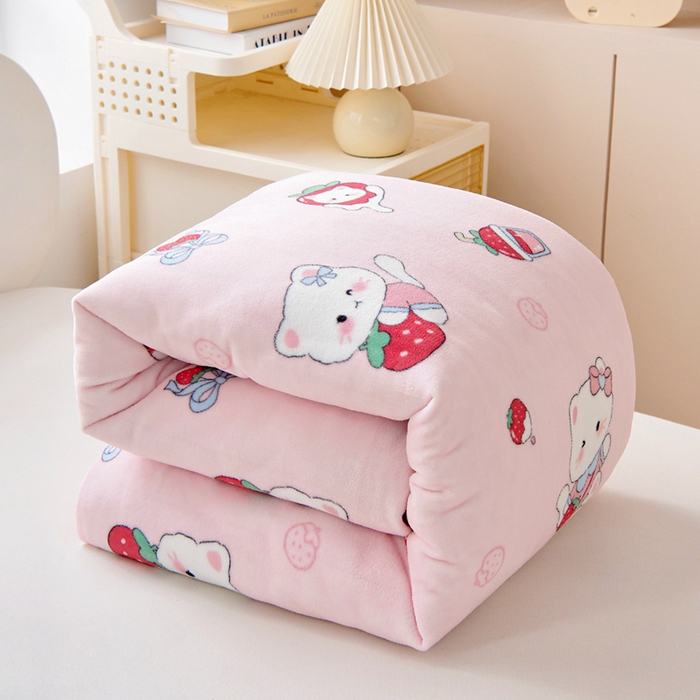 91家纺网 家纺一手货源 找家纺 鱼宝 2025新款小版牛奶绒幼儿园套件 草莓喵喵