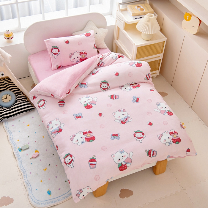 91家纺网 家纺一手货源 找家纺 鱼宝 2025新款小版牛奶绒幼儿园套件 草莓喵喵