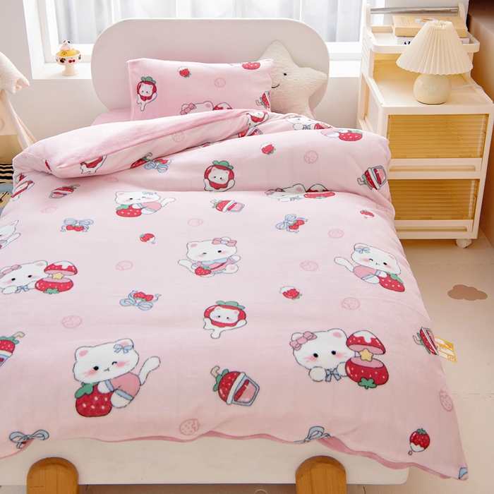 91家纺网 家纺一手货源 找家纺 鱼宝 2025新款小版牛奶绒幼儿园套件 草莓喵喵