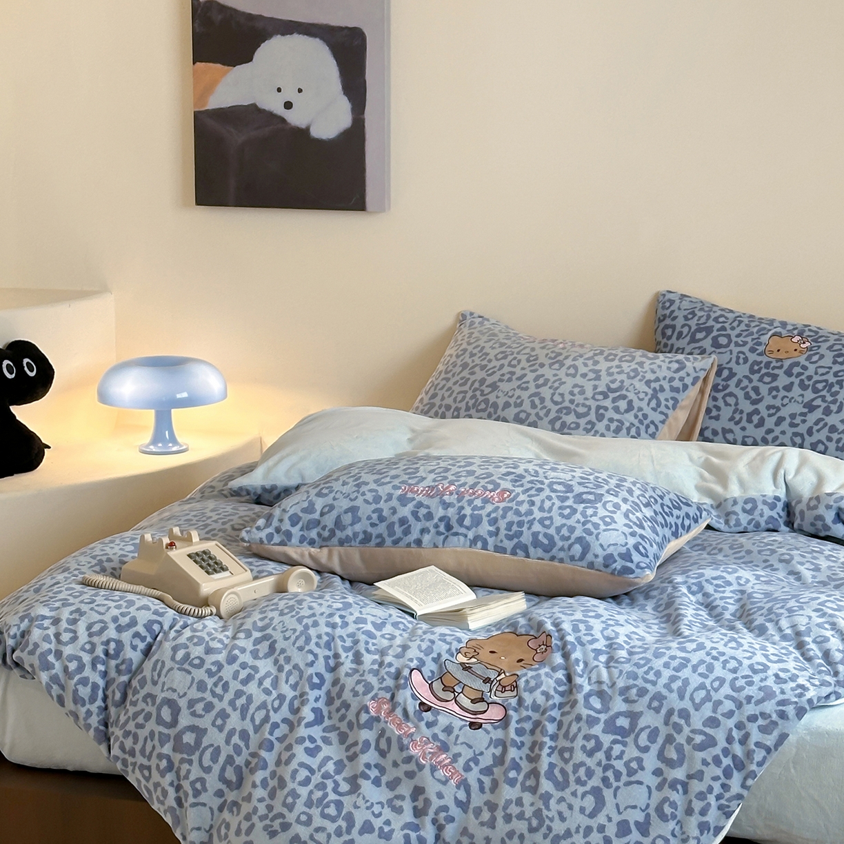 91家纺网 家纺一手货源 找家纺 沐慕 2025新款牛奶绒刺绣绣花四件套 豹纹滑板喵-蓝