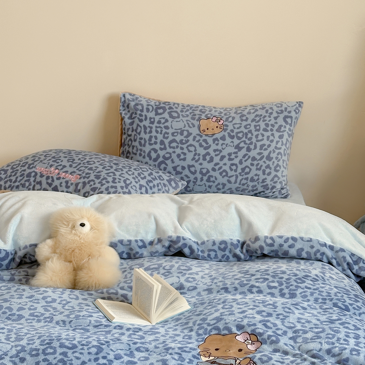 91家纺网 家纺一手货源 找家纺 沐慕 2025新款牛奶绒刺绣绣花四件套 豹纹滑板喵-蓝