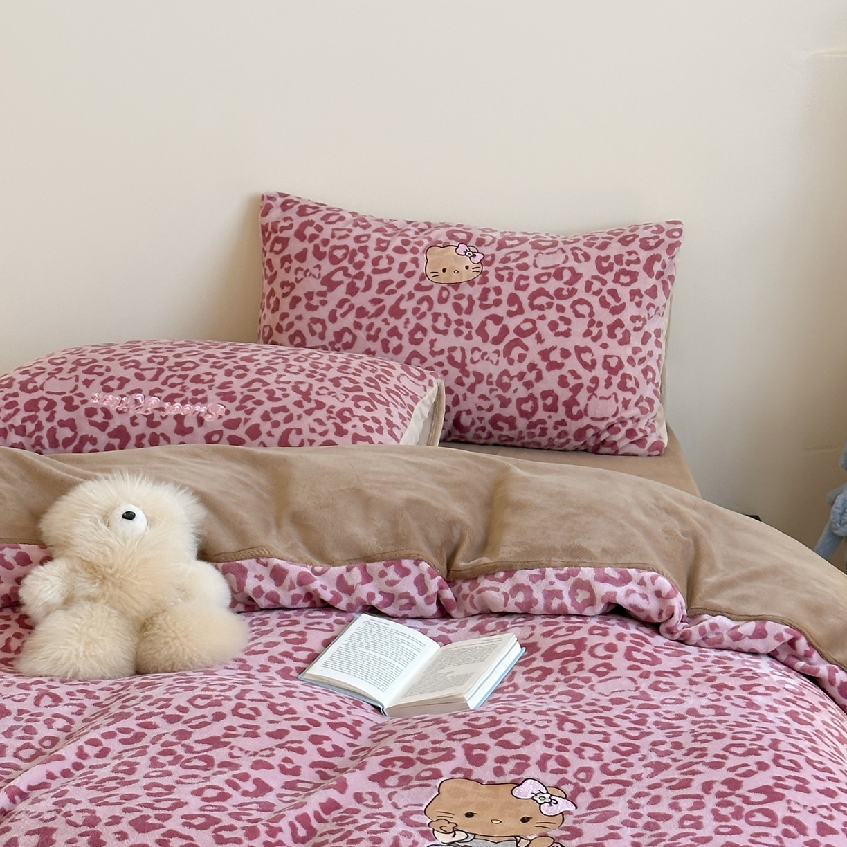 91家纺网 家纺一手货源 找家纺 沐慕 2025新款牛奶绒刺绣绣花四件套 豹纹滑板喵-粉