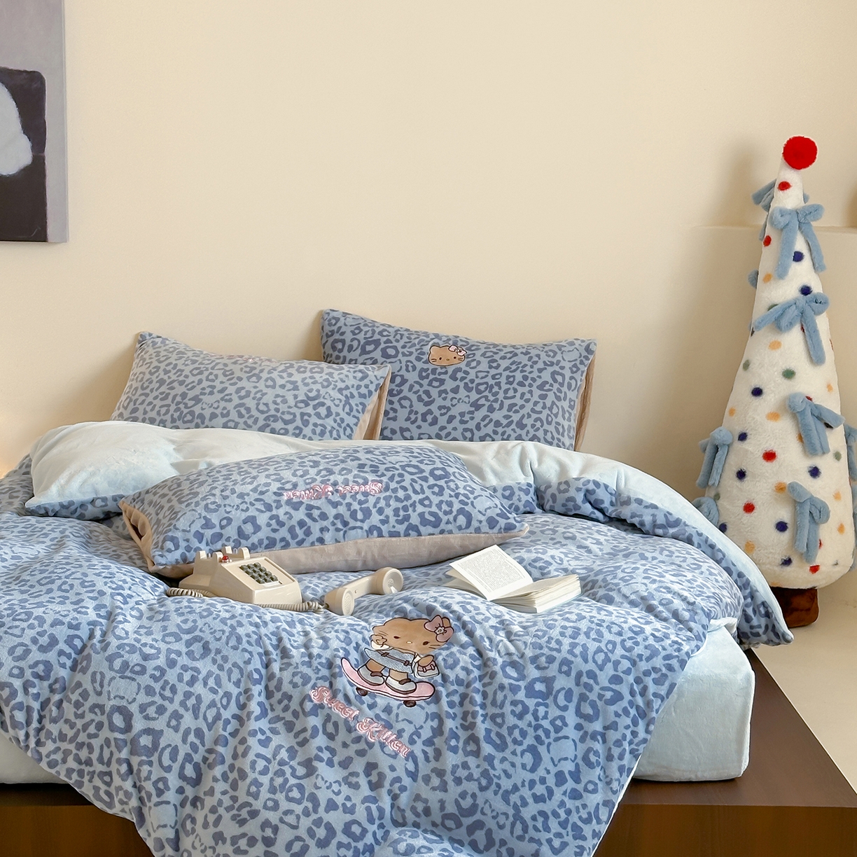 91家纺网 家纺一手货源 找家纺 沐慕 2025新款牛奶绒刺绣绣花四件套 豹纹滑板喵-蓝