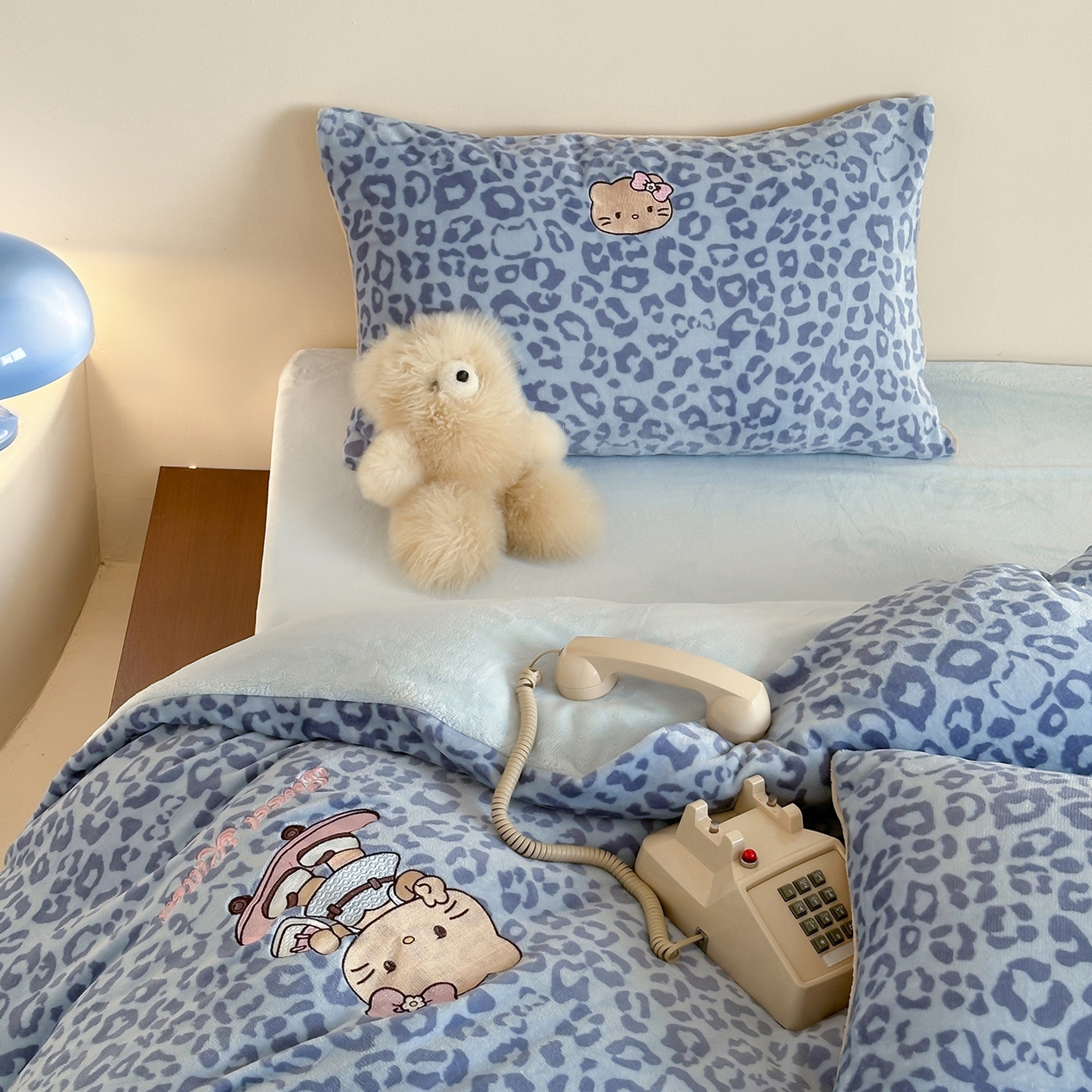 91家纺网 家纺一手货源 找家纺 沐慕 2025新款牛奶绒刺绣绣花四件套 豹纹滑板喵-蓝