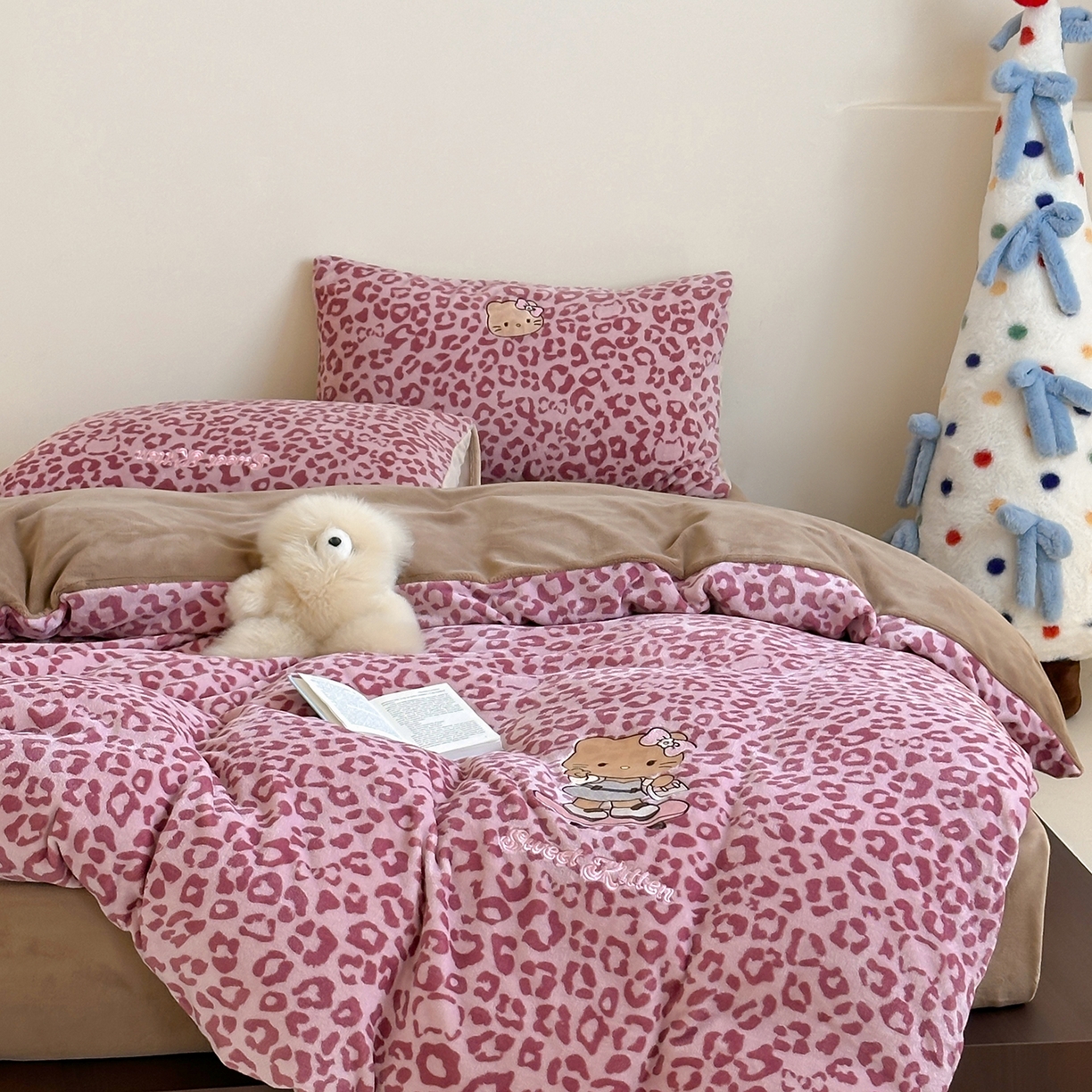 91家纺网 家纺一手货源 找家纺 沐慕 2025新款牛奶绒刺绣绣花四件套 豹纹滑板喵-粉