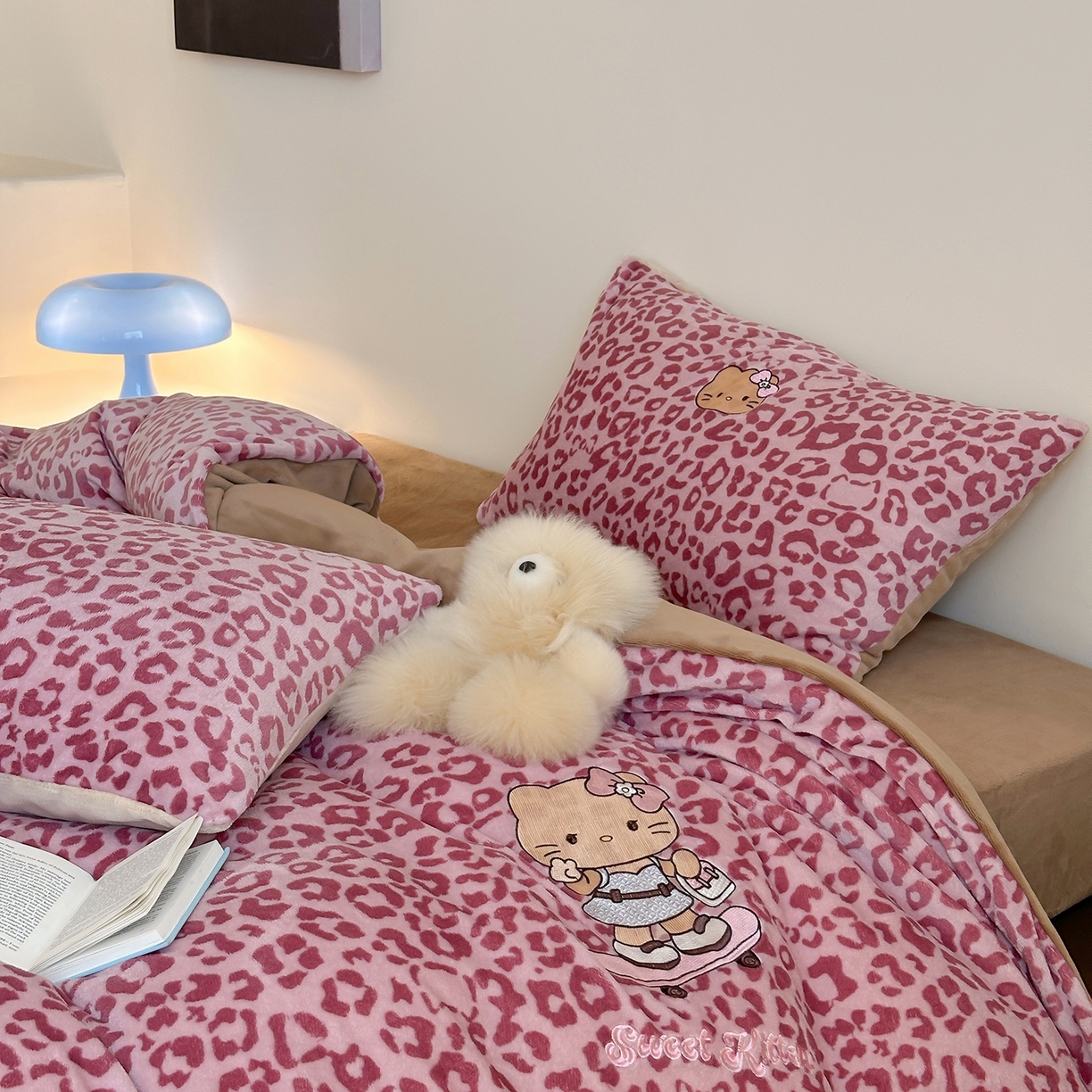 91家纺网 家纺一手货源 找家纺 沐慕 2025新款牛奶绒刺绣绣花四件套 豹纹滑板喵-粉