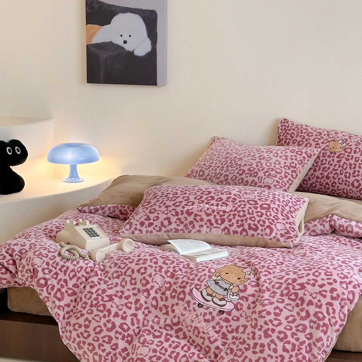 91家纺网 家纺一手货源 找家纺 沐慕 2025新款牛奶绒刺绣绣花四件套 豹纹滑板喵-粉