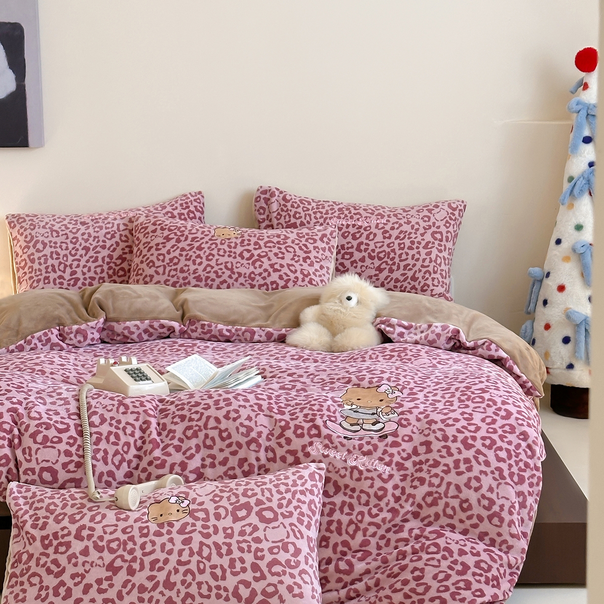 91家纺网 家纺一手货源 找家纺 沐慕 2025新款牛奶绒刺绣绣花四件套 豹纹滑板喵-粉