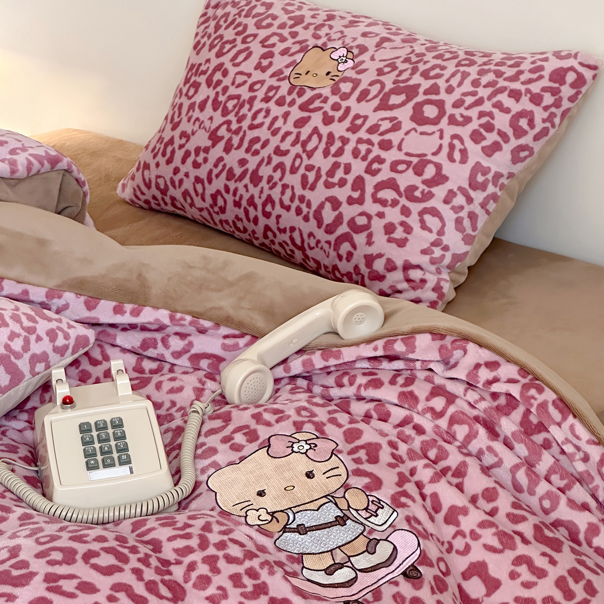 91家纺网 家纺一手货源 找家纺 沐慕 2025新款牛奶绒刺绣绣花四件套 豹纹滑板喵-粉