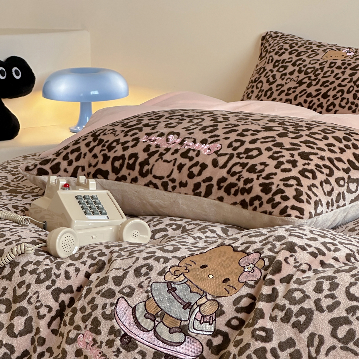 91家纺网 家纺一手货源 找家纺 沐慕 2025新款牛奶绒刺绣绣花四件套 豹纹滑板喵-咖