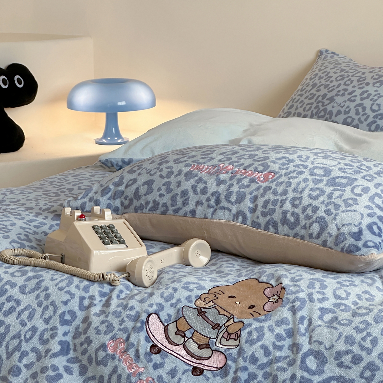 91家纺网 家纺一手货源 找家纺 沐慕 2025新款牛奶绒刺绣绣花四件套 豹纹滑板喵-蓝