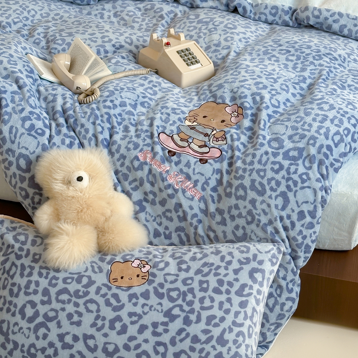 91家纺网 家纺一手货源 找家纺 沐慕 2025新款牛奶绒刺绣绣花四件套 豹纹滑板喵-蓝