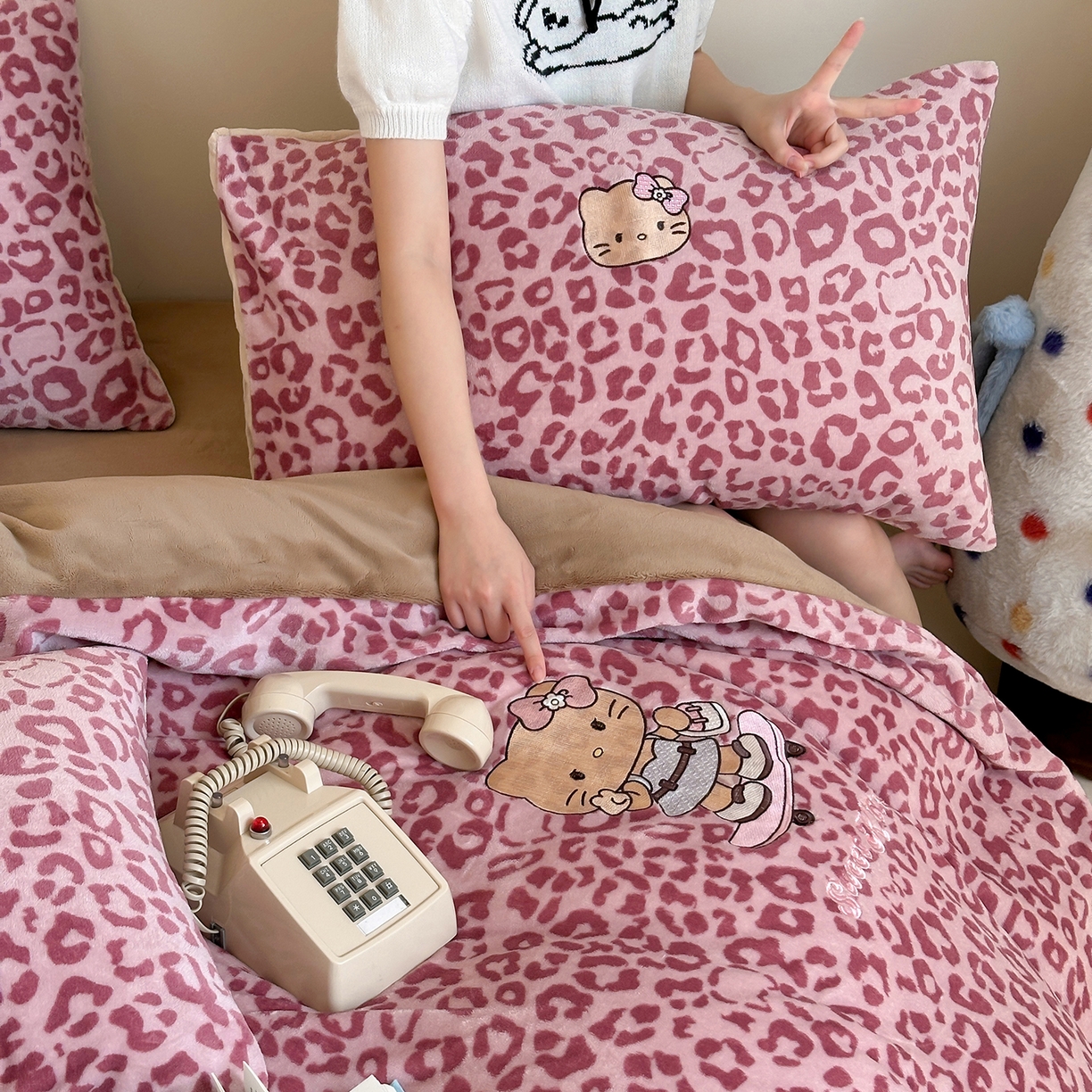 91家纺网 家纺一手货源 找家纺 沐慕 2025新款牛奶绒刺绣绣花四件套 豹纹滑板喵-粉