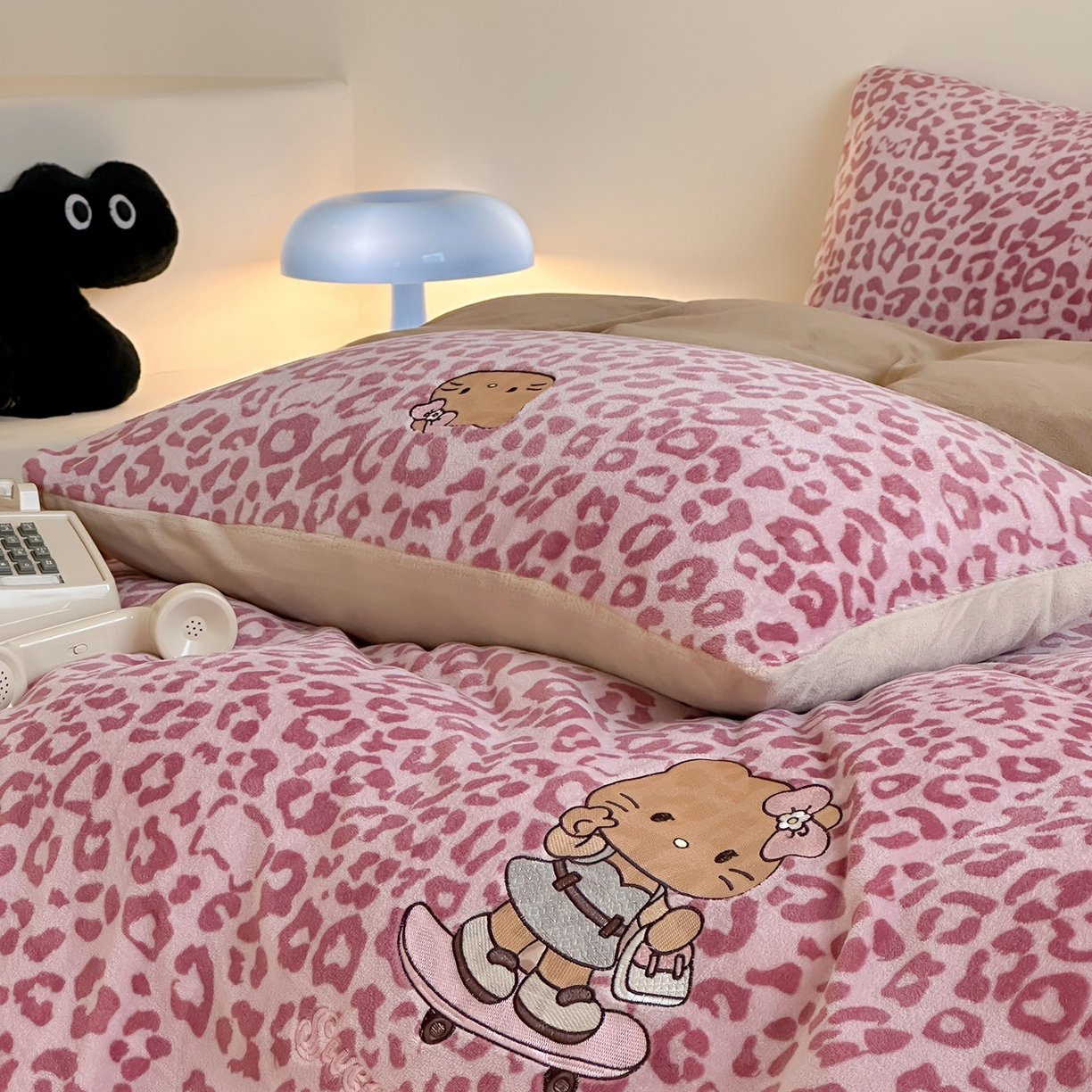 91家纺网 家纺一手货源 找家纺 沐慕 2025新款牛奶绒刺绣绣花四件套 豹纹滑板喵-粉