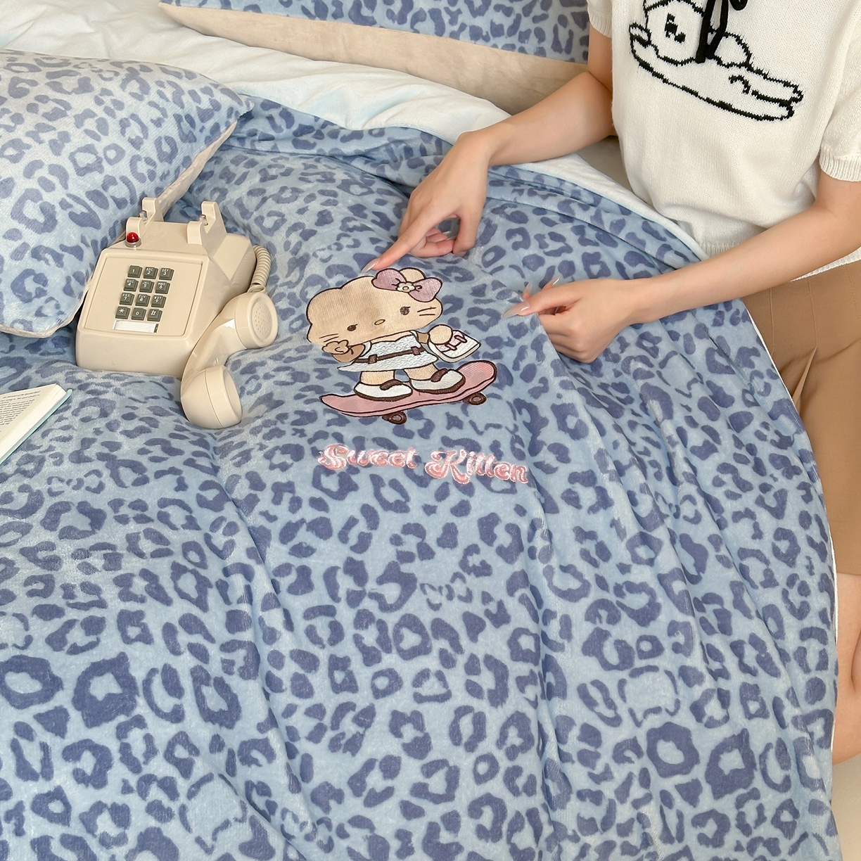 91家纺网 家纺一手货源 找家纺 沐慕 2025新款牛奶绒刺绣绣花四件套 豹纹滑板喵-蓝