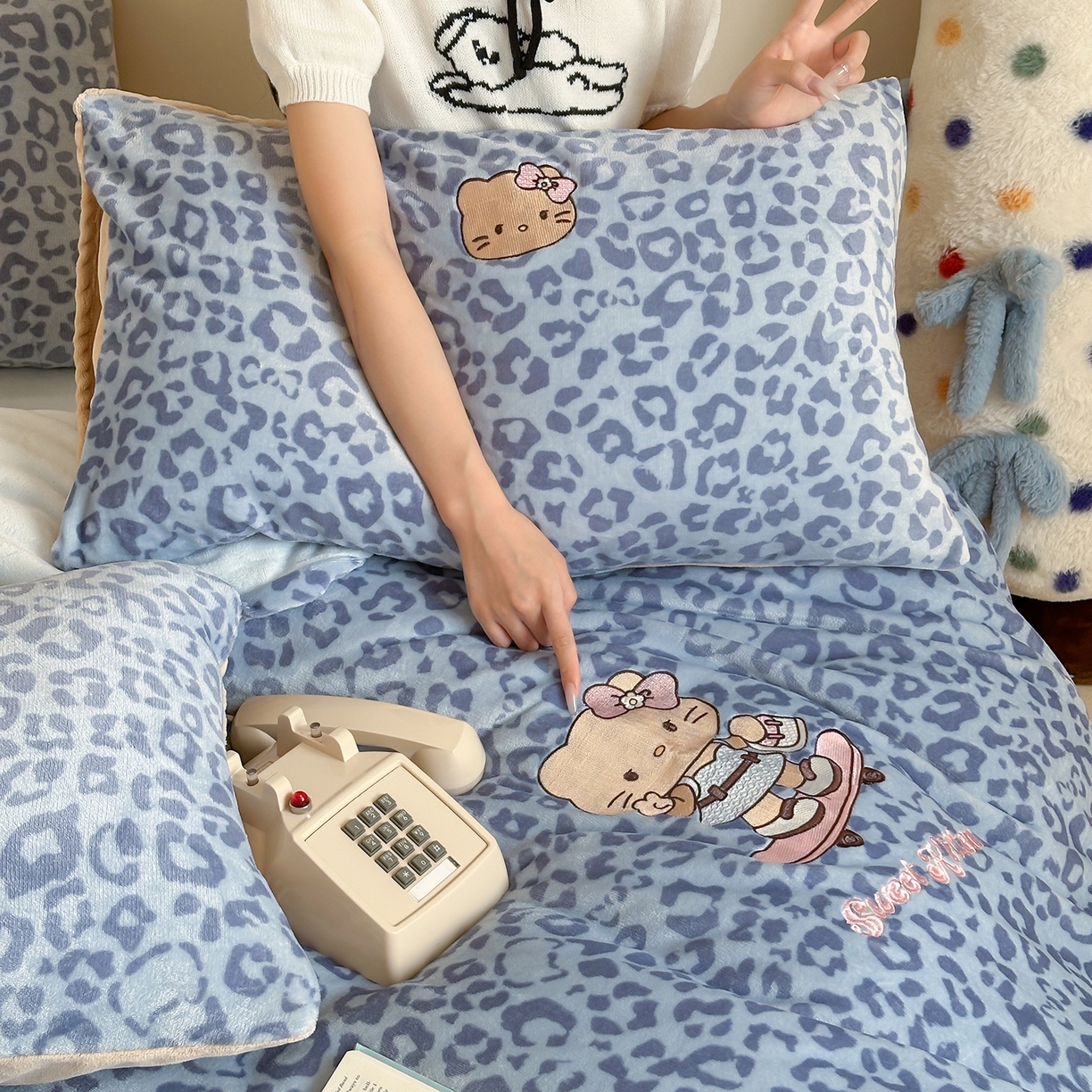 91家纺网 家纺一手货源 找家纺 沐慕 2025新款牛奶绒刺绣绣花四件套 豹纹滑板喵-蓝