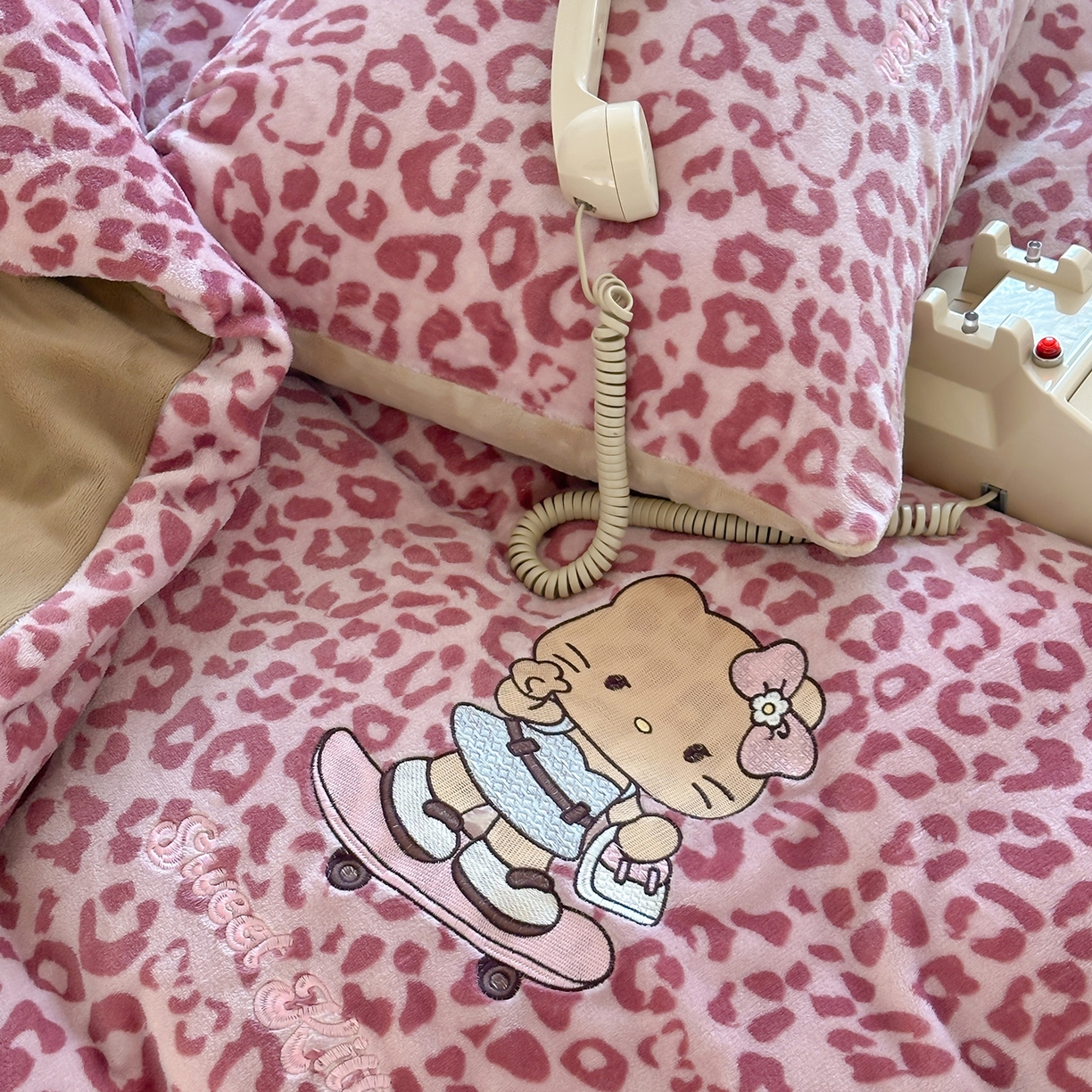 91家纺网 家纺一手货源 找家纺 沐慕 2025新款牛奶绒刺绣绣花四件套 豹纹滑板喵-粉