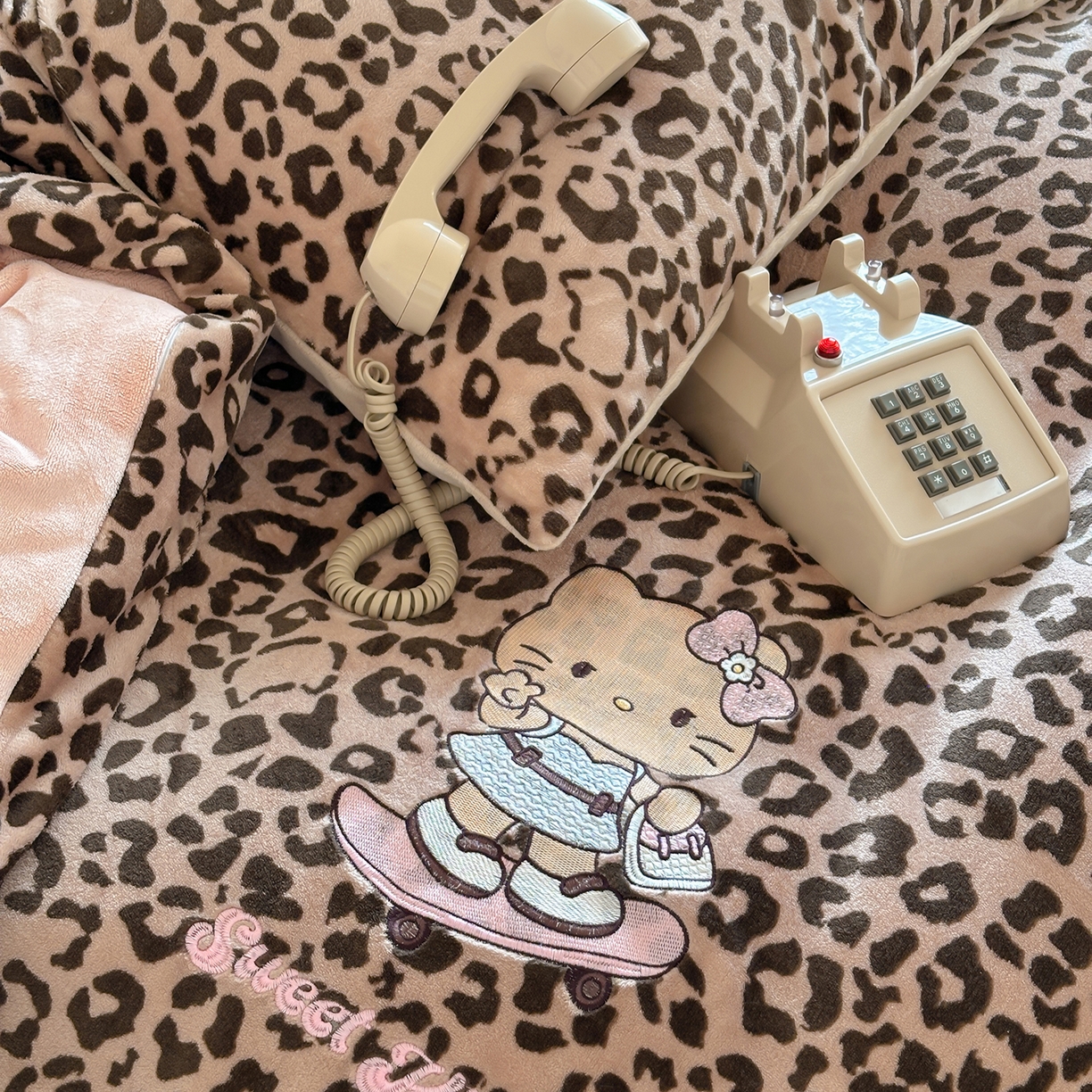 91家纺网 家纺一手货源 找家纺 沐慕 2025新款牛奶绒刺绣绣花四件套 豹纹滑板喵-咖