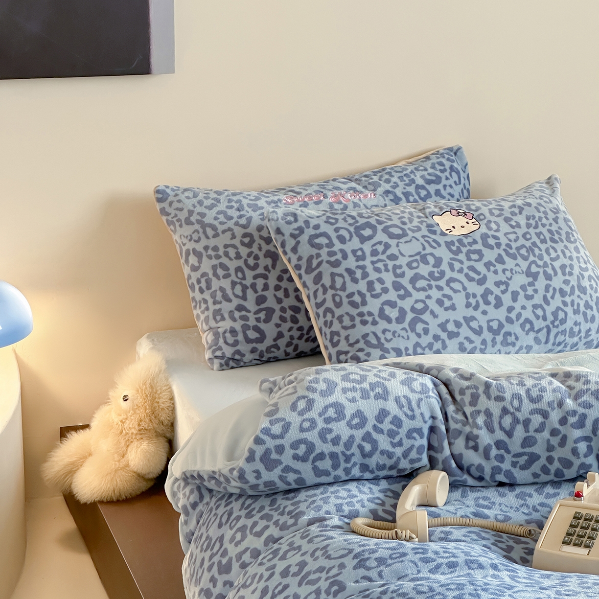 91家纺网 家纺一手货源 找家纺 沐慕 2025新款牛奶绒刺绣绣花四件套 豹纹滑板喵-蓝