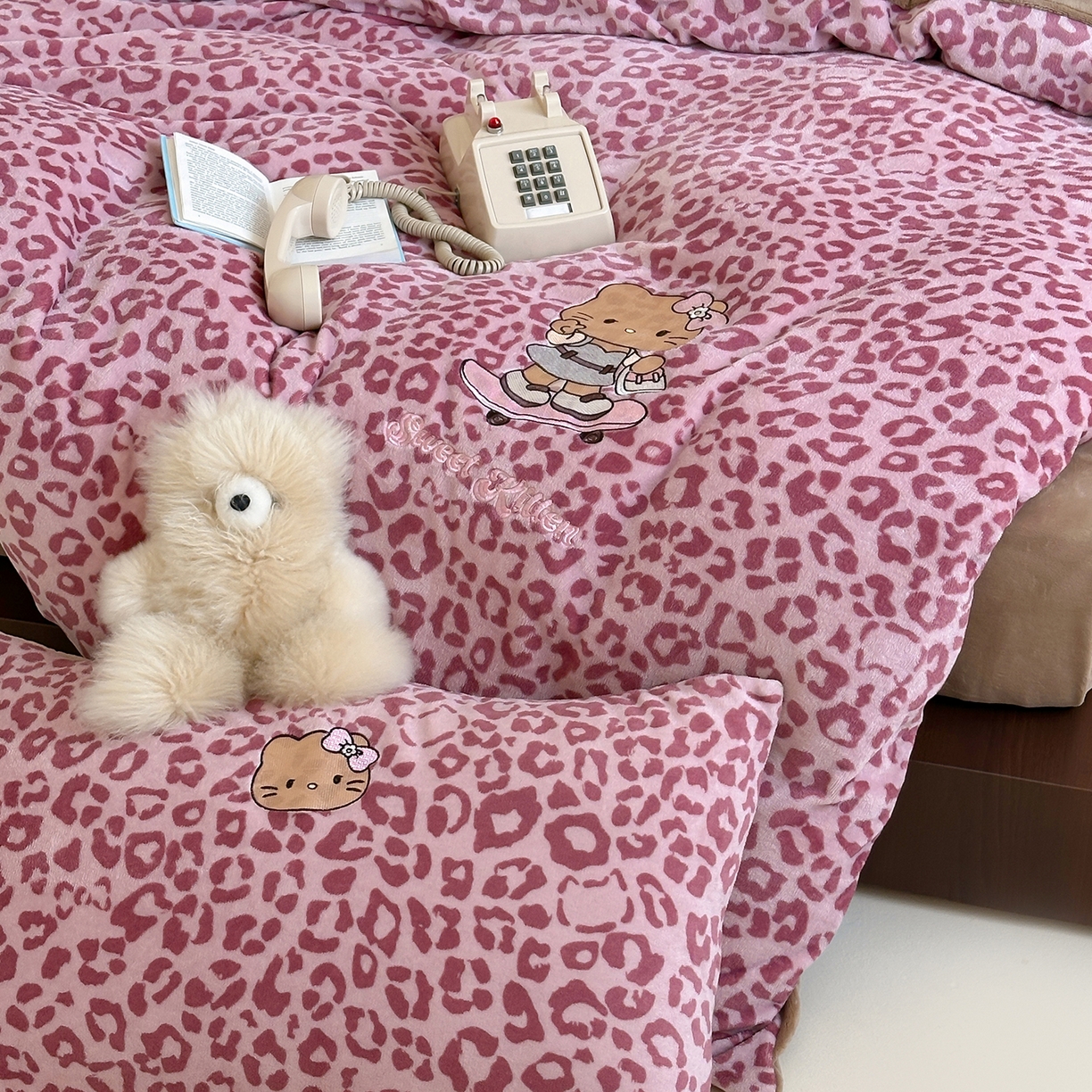 91家纺网 家纺一手货源 找家纺 沐慕 2025新款牛奶绒刺绣绣花四件套 豹纹滑板喵-粉