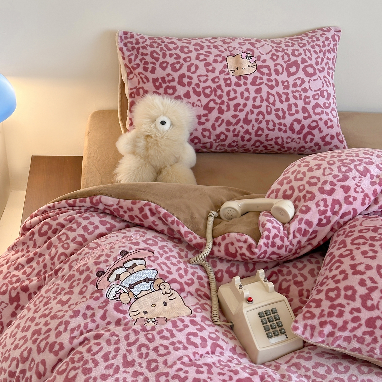 91家纺网 家纺一手货源 找家纺 沐慕 2025新款牛奶绒刺绣绣花四件套 豹纹滑板喵-粉