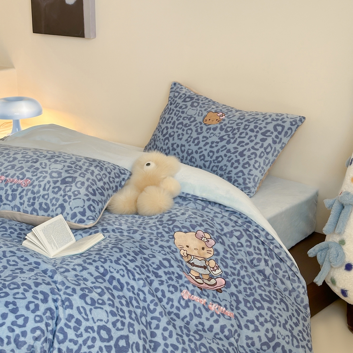 91家纺网 家纺一手货源 找家纺 沐慕 2025新款牛奶绒刺绣绣花四件套 豹纹滑板喵-蓝