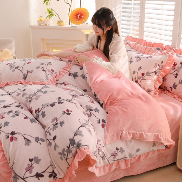 91家纺网 家纺一手货源 找家纺 千姿坊 2025新款韩版牛奶绒花边款四件套 19花枝招展